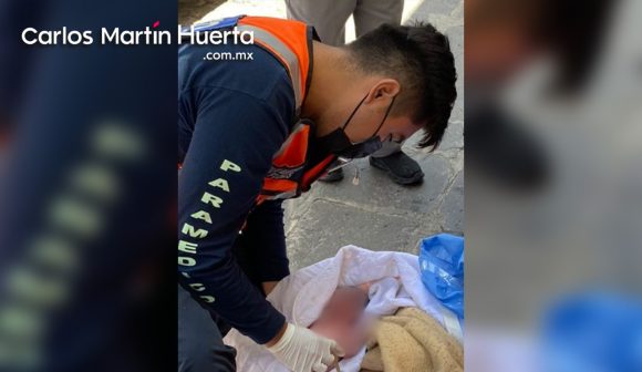 Nace bebé en calles del barrio de Analco