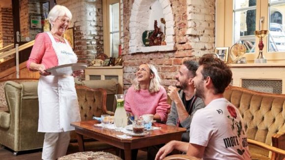 Cafetería de Viena emplea a adultos mayores