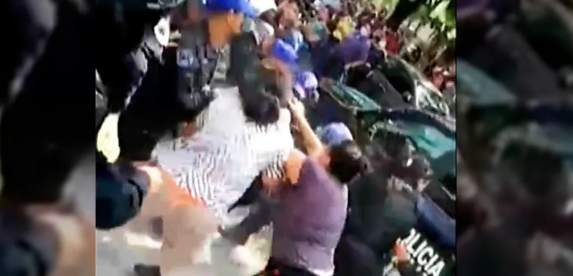 (VIDEO) Tremenda riña entre comerciantes y policía tras detención de franeleros en CDMX
