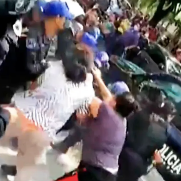 (VIDEO) Tremenda riña entre comerciantes y policía tras detención de franeleros en CDMX