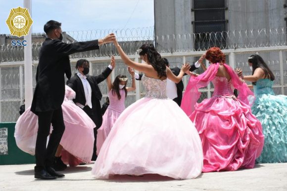 Celebran sus XV años chicas y un chico con familiares en penal femenil de Santa Martha