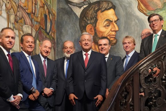 AMLO se reúne con empresarios de México y EUA, en Washington