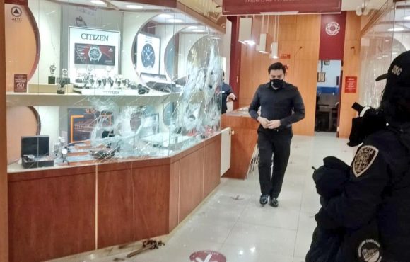 Asaltan joyería en Plaza Lindavista; con marros, sujetos rompieron las vitrinas