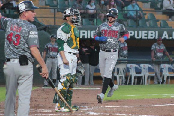 Los Toros superaron a los Pericos y se quedan con la serie en el Hermanos Serdán