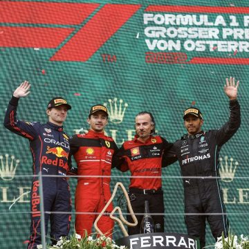Leclerc gana, Checo abandona y drama por incendio en auto de Sainz