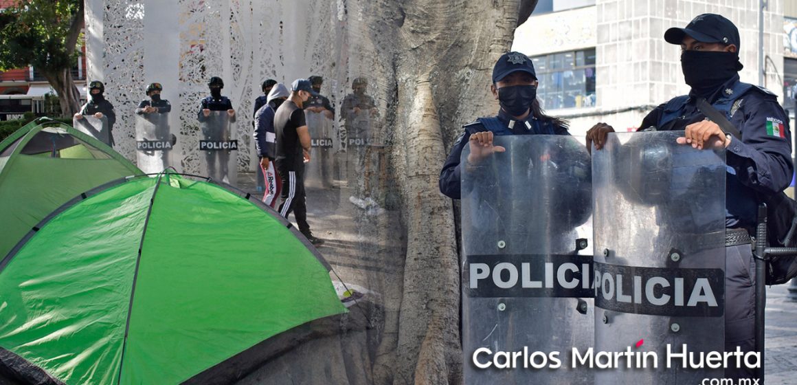 Policía Municipal intentó desalojar a estudiantes que protestaban en el zócalo
