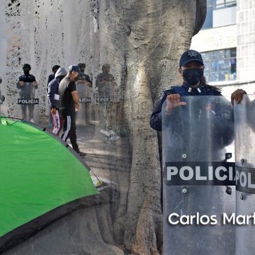 Policía Municipal intentó desalojar a estudiantes que protestaban en el zócalo