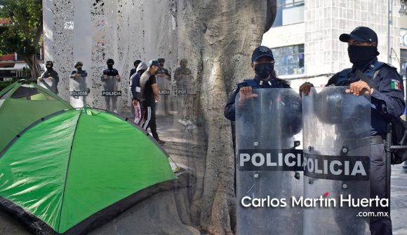 Policía Municipal intentó desalojar a estudiantes que protestaban en el zócalo