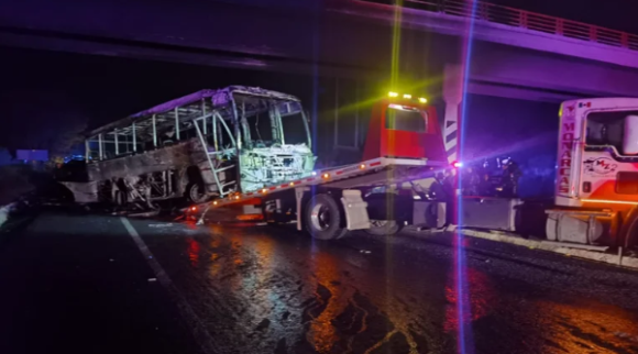 Normalistas protestan e incendia autobús que atropelló a un estudiante en Michoacán