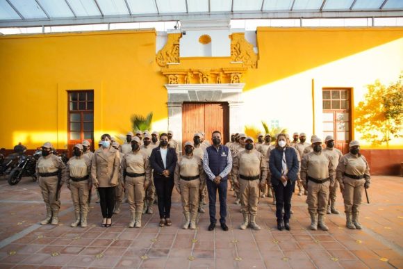 Entrega Mundo Tlatehui uniformes a elementos de la Guardia Ciudadana