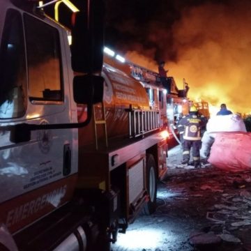 Arde una recicladora en Camino a Canoa