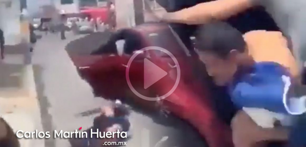 (VIDEO) Se lanza de auto en movimiento para evitar ser secuestrado