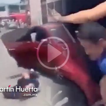 (VIDEO) Se lanza de auto en movimiento para evitar ser secuestrado