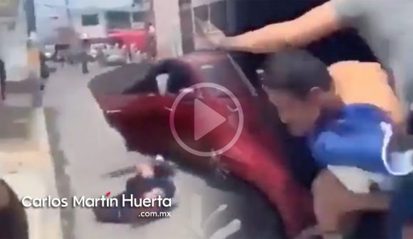 (VIDEO) Se lanza de auto en movimiento para evitar ser secuestrado