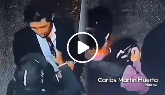 (VIDEO) En 30 segundos, asaltan a dos jóvenes en CDMX