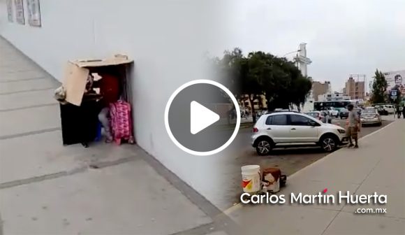 (VIDEO) Pequeña estudia bajo una caja de cartón mientras su papá trabaja de lava coches