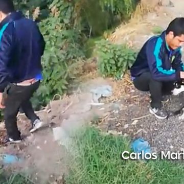 (VIDEO) Hombre avienta a su perro al río atado de patas y cuello; vecino lo obliga a rescatarlo
