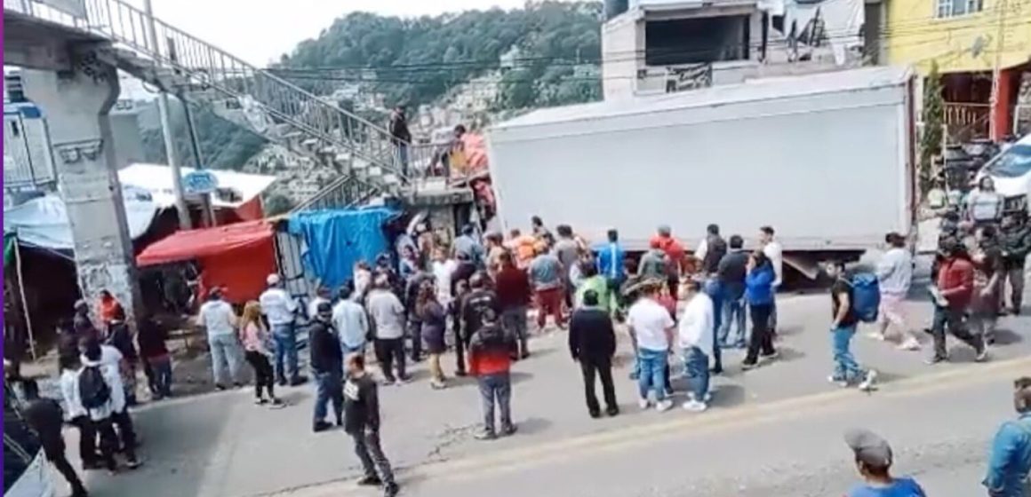 Tráiler se impacta contra puestos ambulantes en Naucalpan