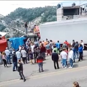 Tráiler se impacta contra puestos ambulantes en Naucalpan