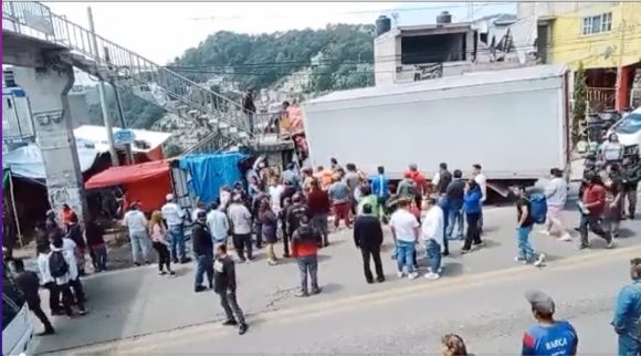 Tráiler se impacta contra puestos ambulantes en Naucalpan