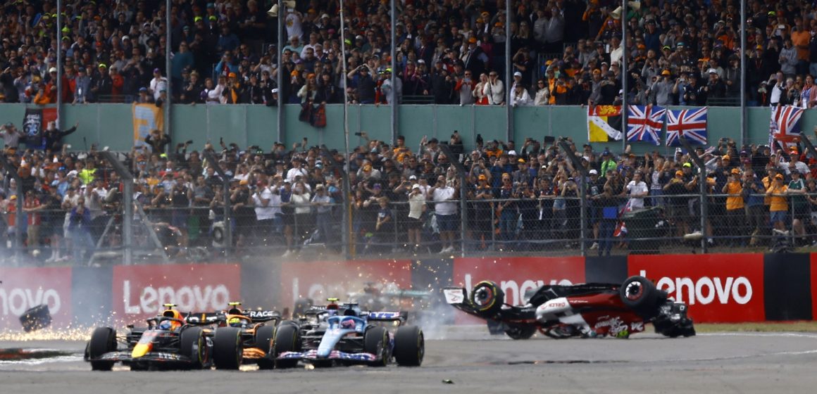 (VIDEO) Terrible accidente en el arranque del GP de Gran Bretaña