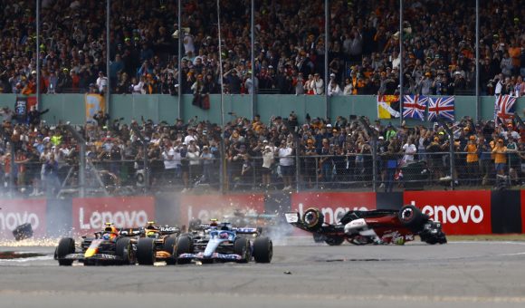 (VIDEO) Terrible accidente en el arranque del GP de Gran Bretaña