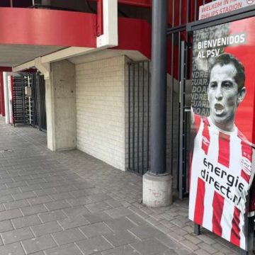 PSV no olvida a Andrés Guardado; lo reciben con muestras de cariño