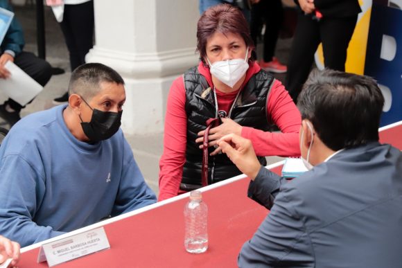 Atiende gobernador a padres de joven fallecida por presunta negligencia médica