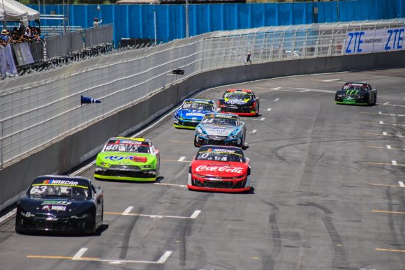 Disfrutan fanáticos de la velocidad de Nascar Series México