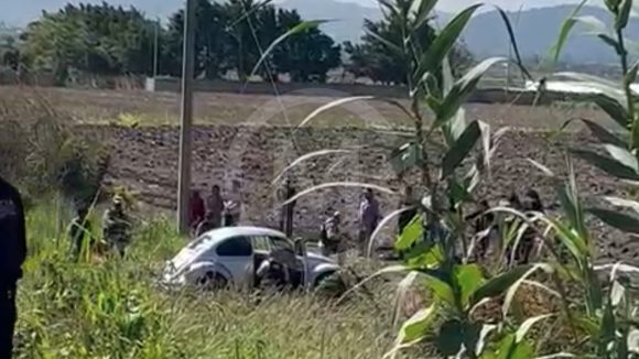 Balean a pareja que viajaba en ‘vocho’ en carretera a Tilapa