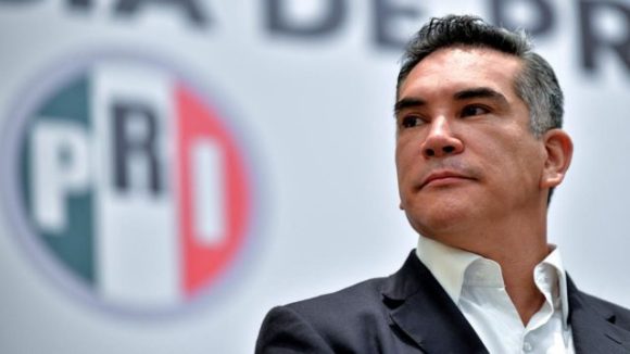 Retienen a Alejandro Moreno en migración del AICM