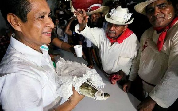 Alcalde oaxaqueño se casa con un lagarto