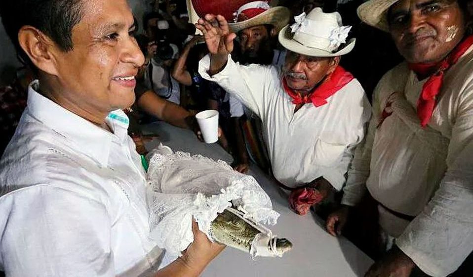 Alcalde oaxaqueño se casa con un lagarto