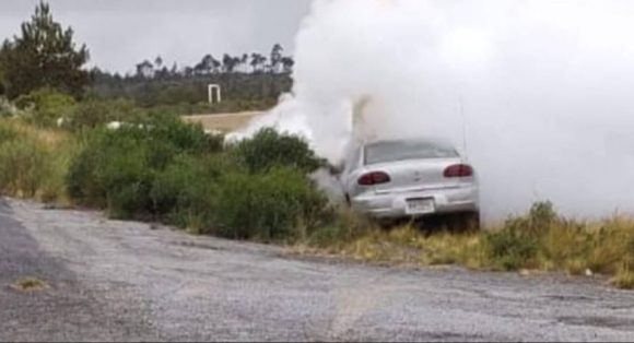 (VIDEO) Niña choca auto contra ductos de vapor en Chignautla