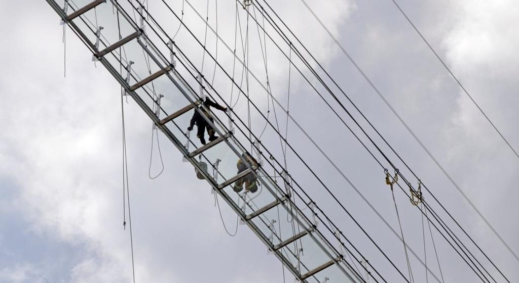 (VIDEO)Se desprende pedazos del puente colgante en Palmas Plaza; quedó clausurado