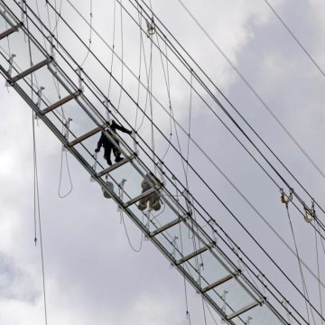 (VIDEO)Se desprende pedazos del puente colgante en Palmas Plaza; quedó clausurado