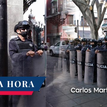 (VIDEO) Se enfrentan ambulantes contra policías en pleno Centro de Puebla