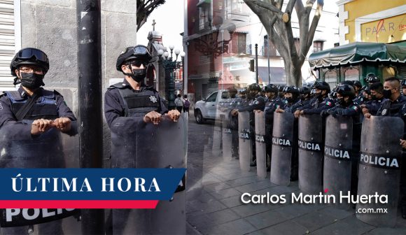 (VIDEO) Se enfrentan ambulantes contra policías en pleno Centro de Puebla