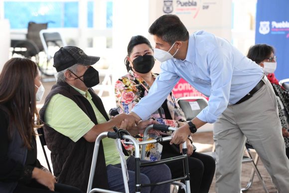 Ayuntamiento de Puebla beneficia a personas con aparatos funcionales