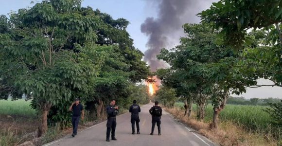 Explosión en un ducto de Pemex provoca incendios y la evacuación en Veracruz