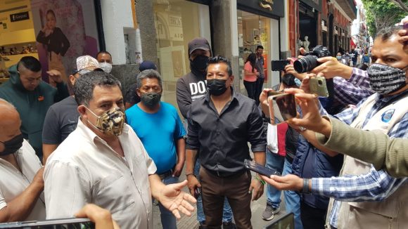 Regresan los ambulantes y se adueñan de nuevo de la 5 de Mayo