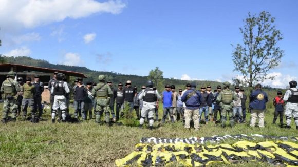 Capturan a 37 sicarios en presunto “narcocampamento” en Michoacán