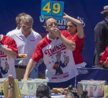 Joey Chestnut se convierte en el “Rey de los hot dogs” tras comerse 63