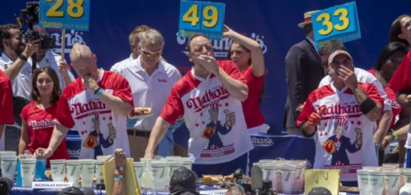 Joey Chestnut se convierte en el “Rey de los hot dogs” tras comerse 63