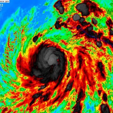 Estelle se intensifica y se convierte en huracán categoría 1