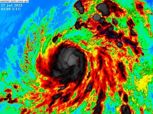 Estelle se intensifica y se convierte en huracán categoría 1