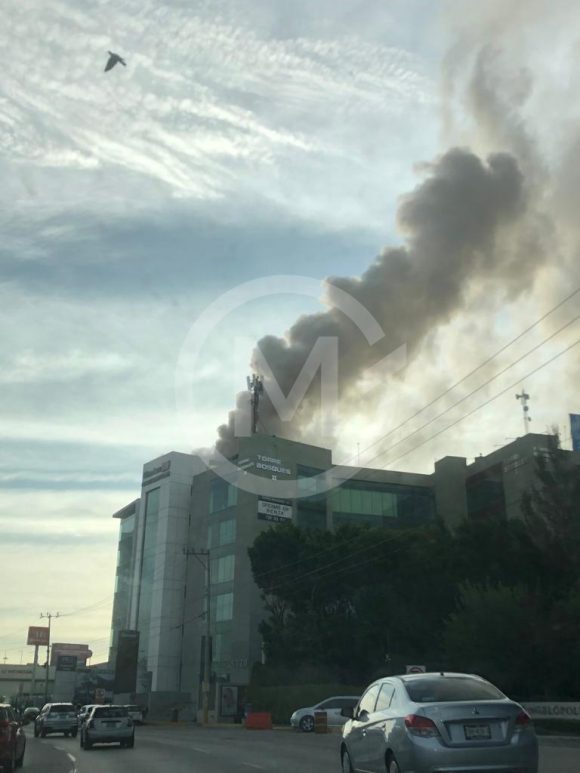 Torre Bosques II sufre aparatoso incendio por corto circuito
