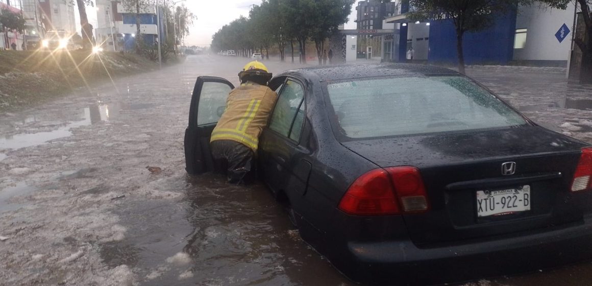 Intensa lluvia provocó inundaciones en la capital poblana