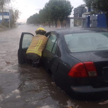 Intensa lluvia provocó inundaciones en la capital poblana