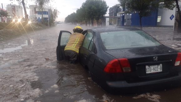 Intensa lluvia provocó inundaciones en la capital poblana